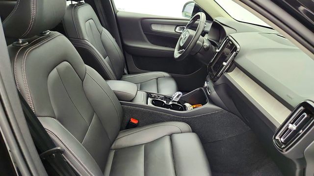 2024 Volvo XC40 B5 AWD Plus Bright Theme with Climate Package - 22971379 - 23
