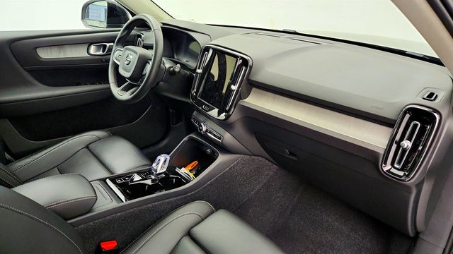 2024 Volvo XC40 B5 AWD Plus Bright Theme with Climate Package - 22971379 - 24