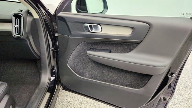 2024 Volvo XC40 B5 AWD Plus Bright Theme with Climate Package - 22971379 - 25