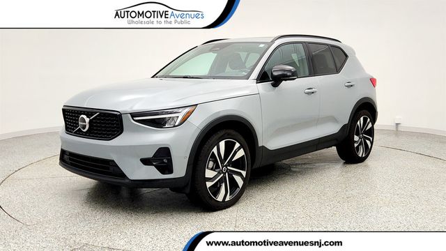 2024 Volvo XC40 B5 AWD Plus Dark Theme w/ 20'' Wheels & All Heated Seats - 22998986 - 0