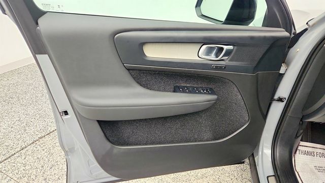 2024 Volvo XC40 B5 AWD Plus Dark Theme w/ 20'' Wheels & All Heated Seats - 22998986 - 10