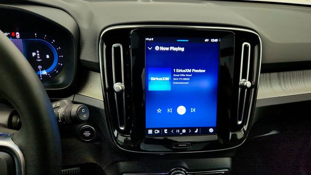 2024 Volvo XC40 B5 AWD Plus Dark Theme w/ 20'' Wheels & All Heated Seats - 22998986 - 17