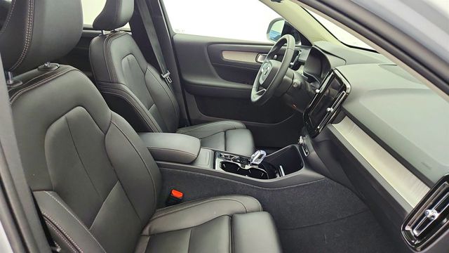 2024 Volvo XC40 B5 AWD Plus Dark Theme w/ 20'' Wheels & All Heated Seats - 22998986 - 23