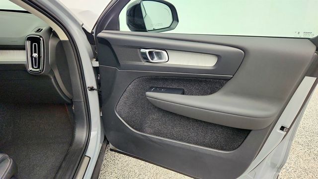 2024 Volvo XC40 B5 AWD Plus Dark Theme w/ 20'' Wheels & All Heated Seats - 22998986 - 25