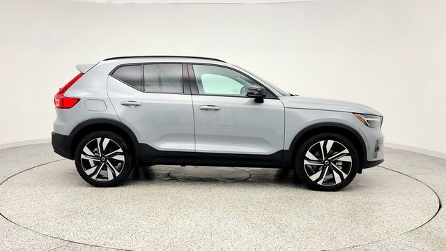 2024 Volvo XC40 B5 AWD Plus Dark Theme w/ 20'' Wheels & All Heated Seats - 22998986 - 3