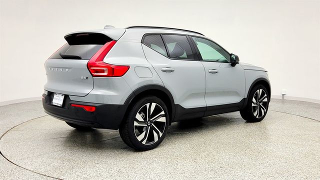 2024 Volvo XC40 B5 AWD Plus Dark Theme w/ 20'' Wheels & All Heated Seats - 22998986 - 4