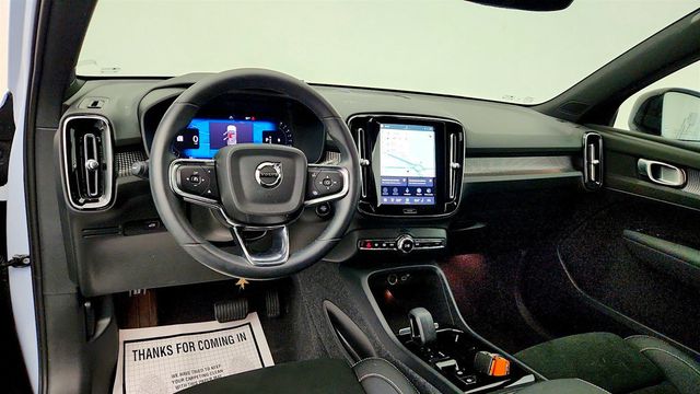 2024 Volvo XC40 B5 AWD Plus Dark Theme w/ 20'' Wheels & Climate Pkg - 23079641 - 13