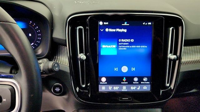 2024 Volvo XC40 B5 AWD Plus Dark Theme w/ 20'' Wheels & Climate Pkg - 23079641 - 18