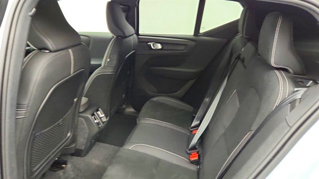 2024 Volvo XC40 B5 AWD Plus Dark Theme w/ 20'' Wheels & Climate Pkg - 23079641 - 19
