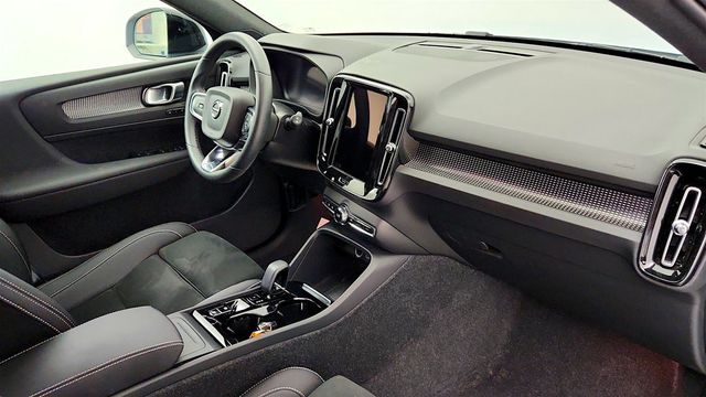 2024 Volvo XC40 B5 AWD Plus Dark Theme w/ 20'' Wheels & Climate Pkg - 23079641 - 23