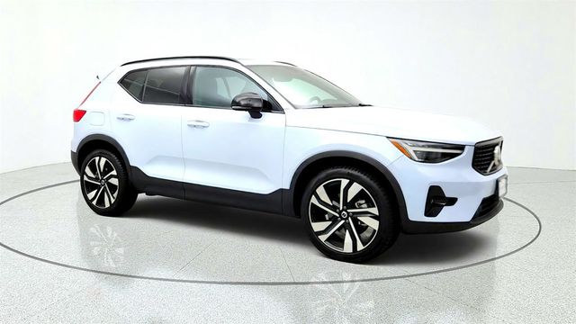 2024 Volvo XC40 B5 AWD Plus Dark Theme w/ 20'' Wheels & Climate Pkg - 23079641 - 2