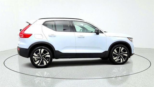 2024 Volvo XC40 B5 AWD Plus Dark Theme w/ 20'' Wheels & Climate Pkg - 23079641 - 3