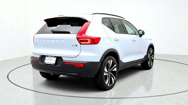 2024 Volvo XC40 B5 AWD Plus Dark Theme w/ 20'' Wheels & Climate Pkg - 23079641 - 4