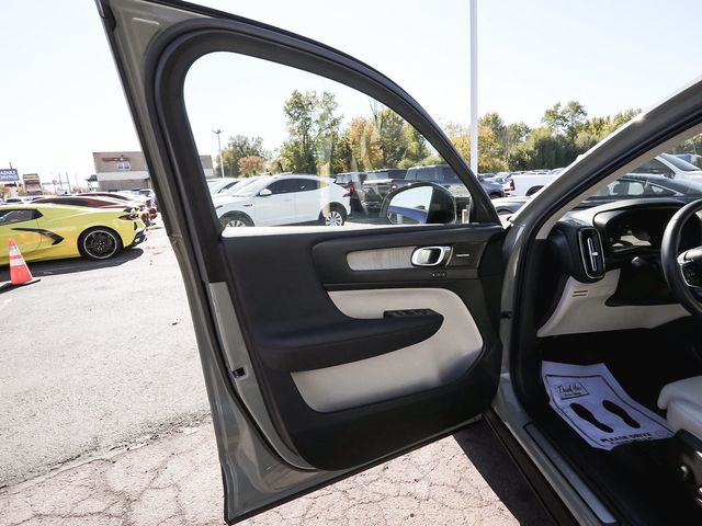 2024 Volvo XC40 B5 Plus Dark - 23097841 - 9