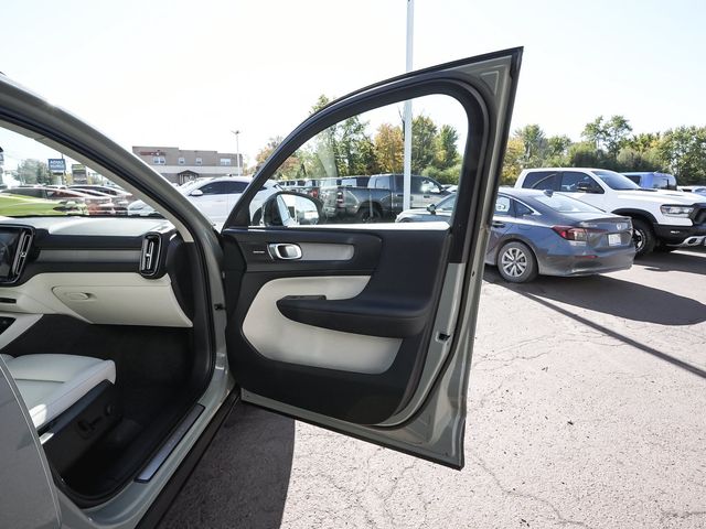 2024 Volvo XC40 B5 Plus Dark - 23097841 - 14