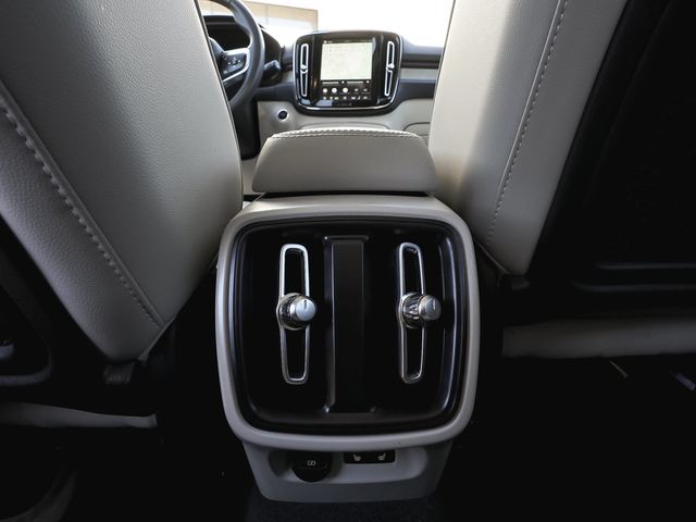 2024 Volvo XC40 B5 Plus Dark - 23097841 - 32