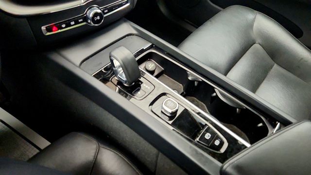 2024 Volvo XC60 B5 AWD Core Dark Theme w/ 19" Alloy Wheels & Power Tailgate - 22998945 - 15