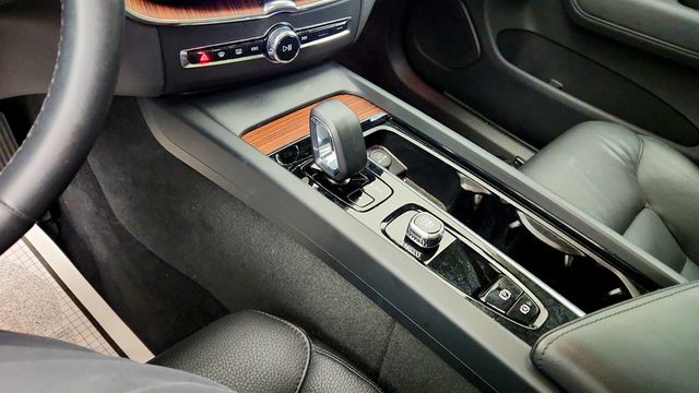 2024 Volvo XC60 B5 AWD Plus Dark Theme w/ 20'' Black Diamond Cut Wheels - 23046980 - 16