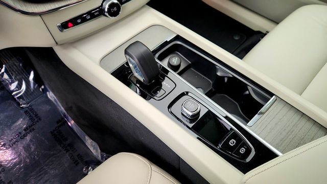2024 Volvo XC60 B5 AWD Plus Dark Theme w/ Climate Pkg & 20'' Diamond Cut Wheels - 23091674 - 16