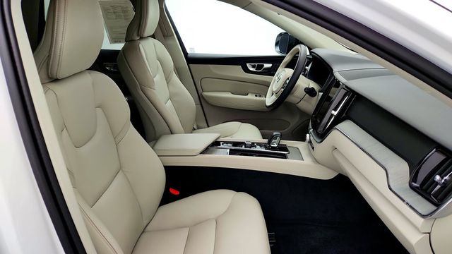 2024 Volvo XC60 B5 AWD Plus Dark Theme w/ Climate Pkg & 20'' Diamond Cut Wheels - 23091674 - 23