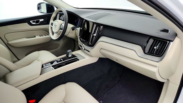 2024 Volvo XC60 B5 AWD Plus Dark Theme w/ Climate Pkg & 20'' Diamond Cut Wheels - 23091674 - 24