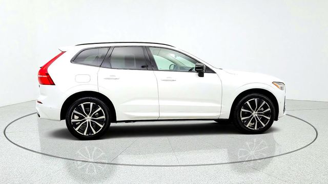 2024 Volvo XC60 B5 AWD Plus Dark Theme w/ Climate Pkg & 20'' Diamond Cut Wheels - 23091674 - 3