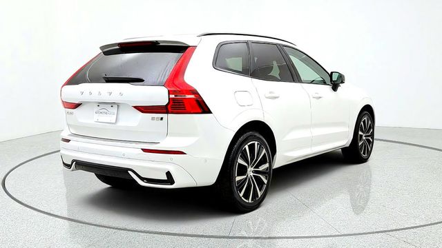 2024 Volvo XC60 B5 AWD Plus Dark Theme w/ Climate Pkg & 20'' Diamond Cut Wheels - 23091674 - 4