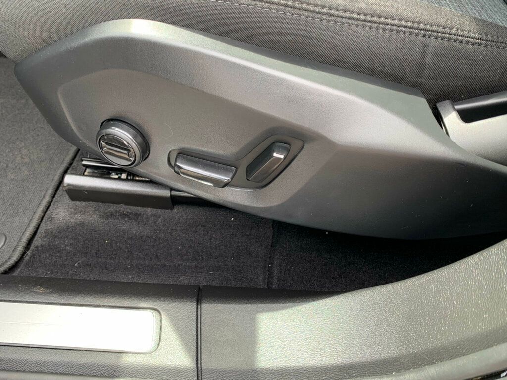 2024 Volvo XC60 Recharge Plug-In Hybrid T8 eAWD PHEV Core Dark Theme Hybrid - 23009811 - 25