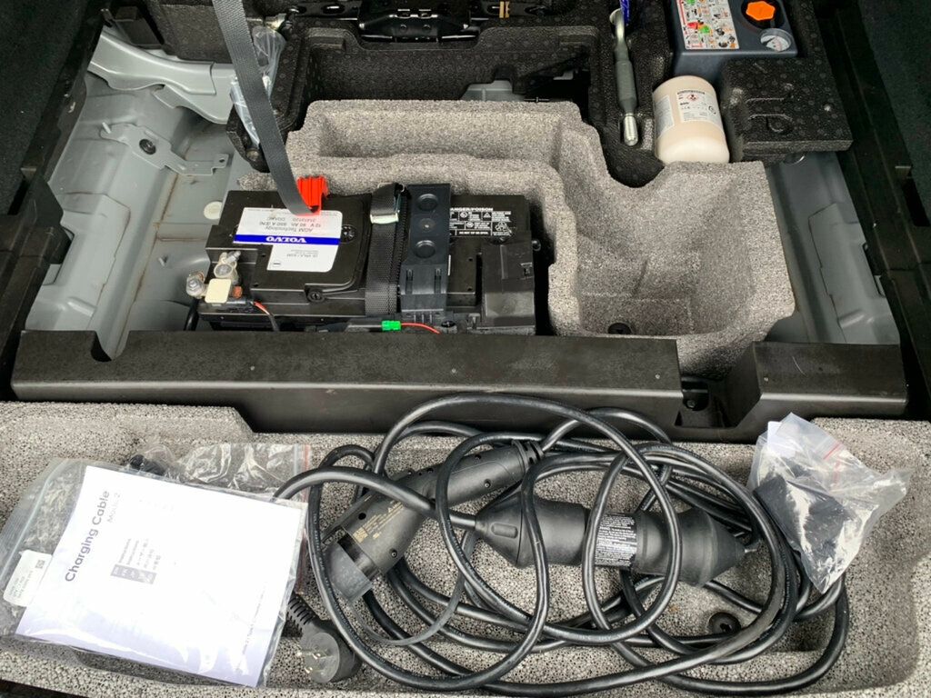 2024 Volvo XC60 Recharge Plug-In Hybrid T8 eAWD PHEV Core Dark Theme Hybrid - 23009811 - 2