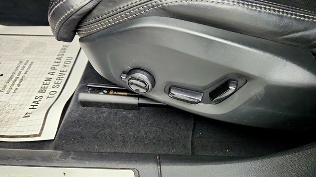 2024 Volvo XC60 Recharge Plug-In Hybrid T8 eAWD PHEV Ultimate Black Edition w/ Climate Package - 22991813 - 11