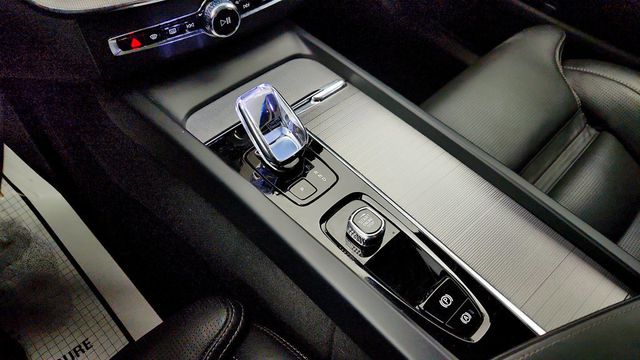 2024 Volvo XC60 Recharge Plug-In Hybrid T8 eAWD PHEV Ultimate Black Edition w/ Climate Package - 22991813 - 16