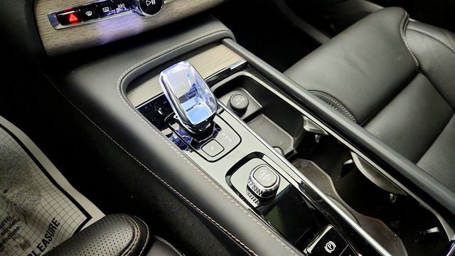 2024 Volvo XC90 B6 AWD Ultimate Bright Theme 7P with Protection Package - 22963454 - 16