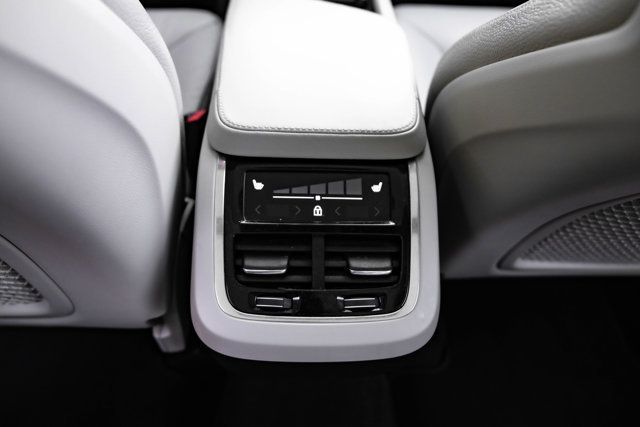 2024 Volvo XC90 MSRP$73410/B6-Ultimate/2RowCaptains/LoungePkg/HeadsUpDisplay - 23081963 - 34