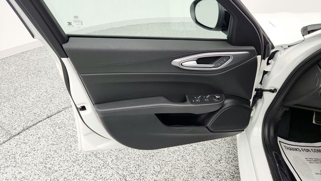 2025 Alfa Romeo Giulia AWD with Veloce Package, 19'' Wheels & Sunroof - 22955655 - 10