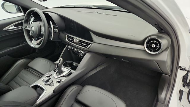 2025 Alfa Romeo Giulia AWD with Veloce Package, 19'' Wheels & Sunroof - 22955655 - 25