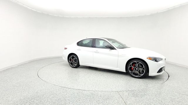 2025 Alfa Romeo Giulia AWD with Veloce Package, 19'' Wheels & Sunroof - 22955655 - 2