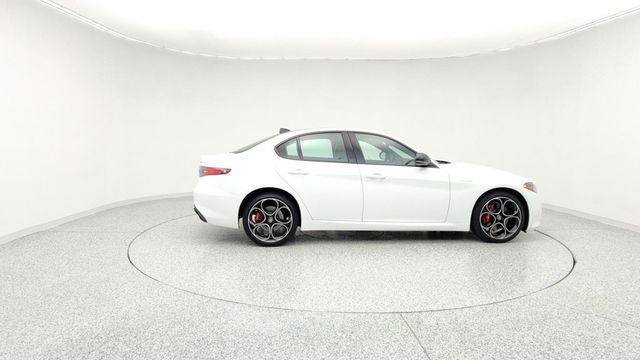 2025 Alfa Romeo Giulia AWD with Veloce Package, 19'' Wheels & Sunroof - 22955655 - 3