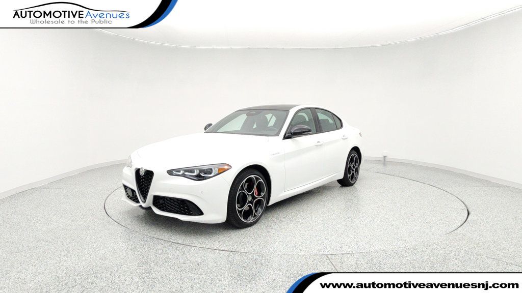 2025 Alfa Romeo Giulia AWD with Veloce Package, 19'' Wheels & Sunroof - 22955655 | Video 1