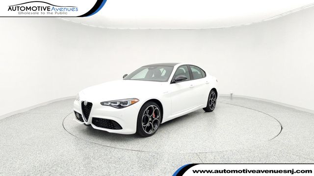 2025 Alfa Romeo Giulia AWD with Veloce Package, 19'' Wheels & Sunroof - 22955655 - 0