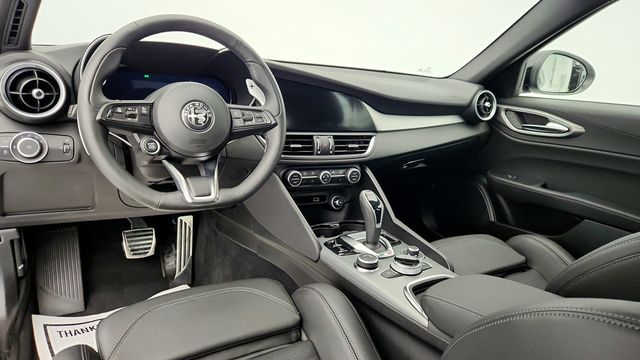 2025 Alfa Romeo Giulia AWD with Veloce Package, 19'' Wheels & Sunroof - 22955655 - 12
