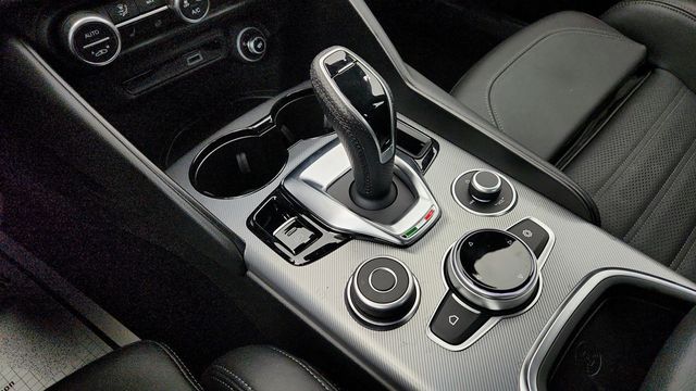 2025 Alfa Romeo Giulia AWD with Veloce Package, 19'' Wheels & Sunroof - 22955655 - 16