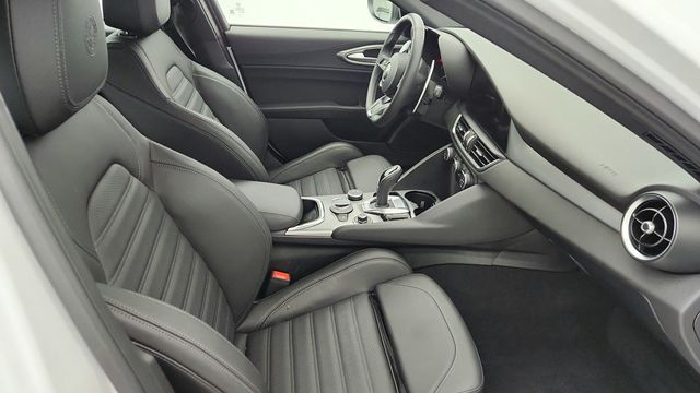 2025 Alfa Romeo Giulia AWD with Veloce Package, 19'' Wheels & Sunroof - 22955655 - 24