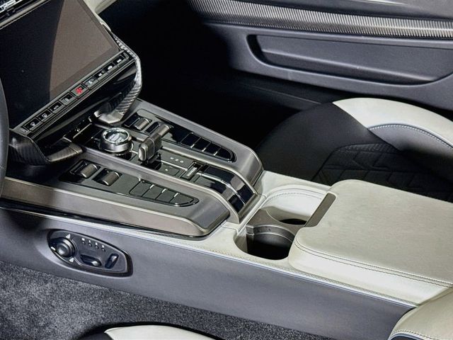 2025 Aston Martin Vanquish V12 - 23072520 - 13