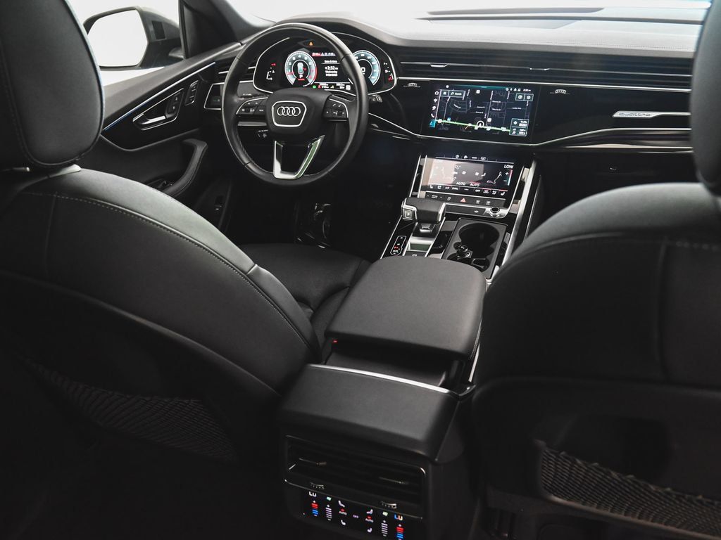 Audi Q8 photo 36
