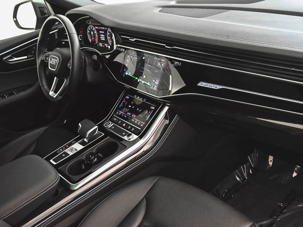 Audi Q8 photo 38
