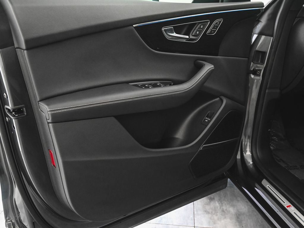 Audi Q8 photo 8