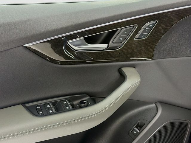 2025 Audi Q8 Premium Plus 55 TFSI quattro - 22995914 - 18