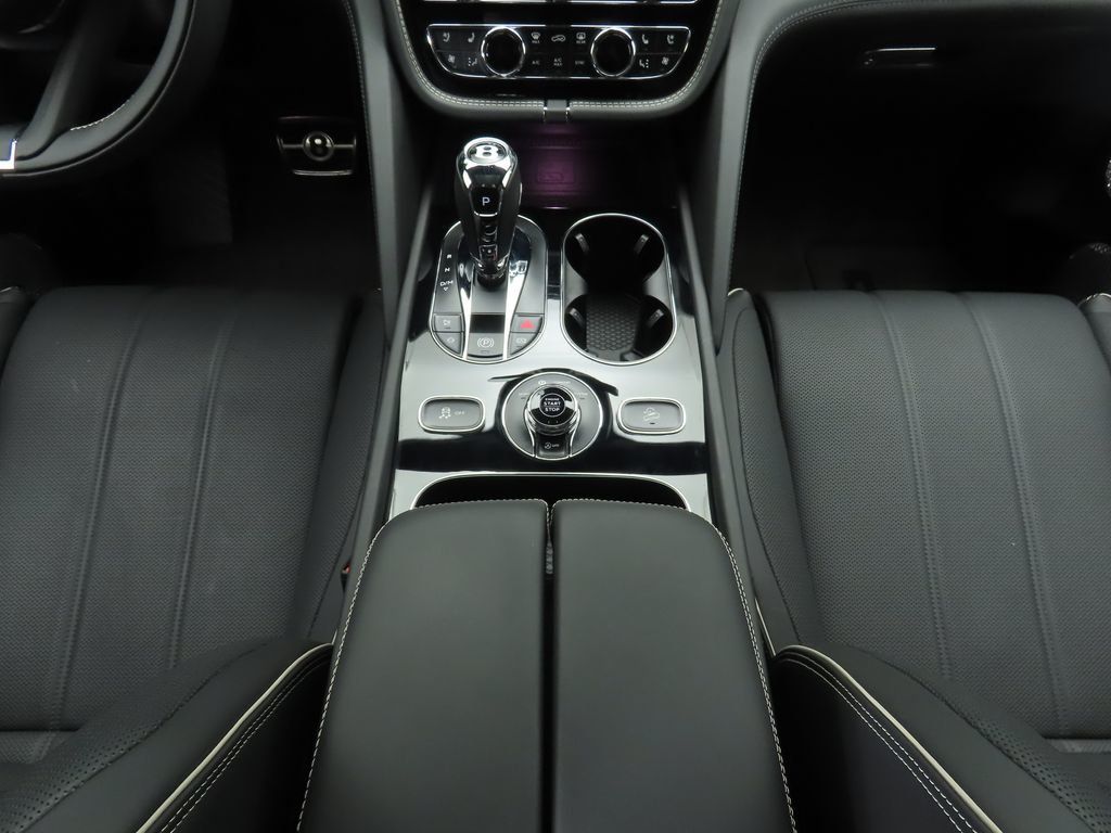 2025 Bentley Bentayga V8 photo 16