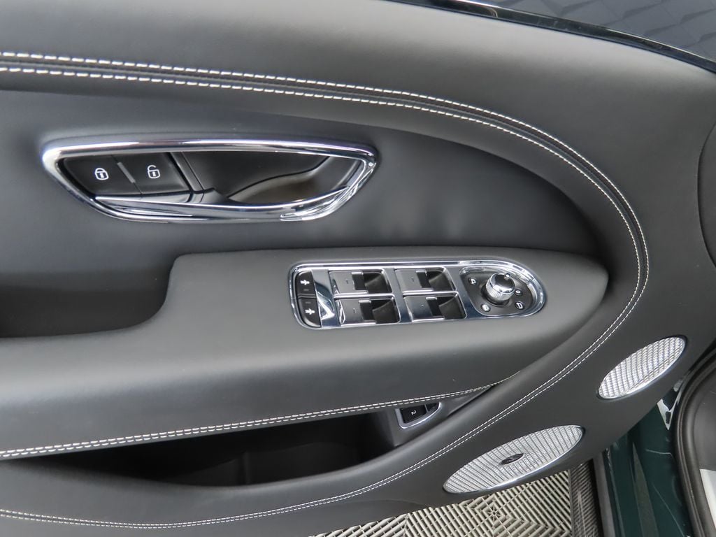 2025 Bentley Bentayga V8 photo 23
