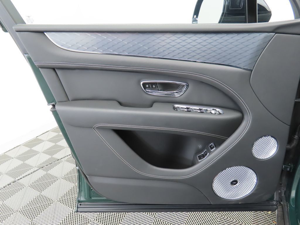 2025 Bentley Bentayga V8 photo 24
